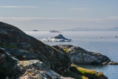 2021-08-03-20.23.17 Kig ud over Diskobugten med den rå natur, Isbjerg i tågedis