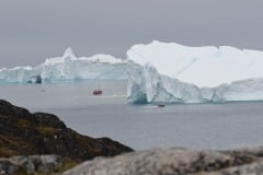 2021-08-07-18.37.04 Fiskebåde mellem Isbjerge i Diskobugen, Grønland