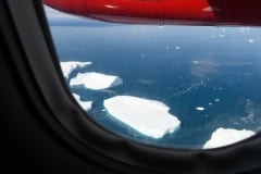 2021-08-03-16.25.04 Foto i flyveren på vej til Ilulissat