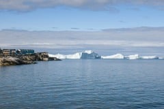 2021-08-05-12.43.54 Hotel Icefiord og isbjerge set fra Diskobugten