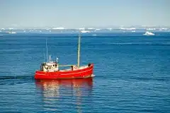 2021-08-05-14.42.26 Fiskekutter i Diskobugten, på vej hjem