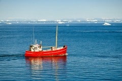 2021-08-05-14.42.26 Fiskekutter i Diskobugten, på vej hjem