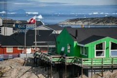2021-08-07-12.37.46-2 Udsigten over de flotte farvede huse ud mod Diskobugten og Diskoøen i Ilulissat