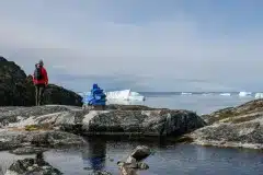 2021-08-07-14.16.31 Varde i den barske natur og isbjerge i Diskobugen som bagrund
