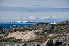 2021-08-09-17.08.39 Den rå natur og de kæmpe isbjerge i bagrunden som flyer rundt i Diskobugten