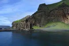 Klipper-ved-indsejling-til-Vestmannaeyjar