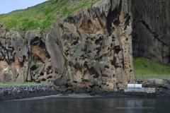 Super-flot-klippeside-i-havnen-på-Vestmannaeyjar