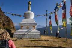 NEP_6143 Stupa og Tibetansk bedeflag i bjergene