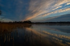 PH88038 Flot himmel spejler sig i søen ved solopgang