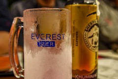 NEP_5174 Lokal øl (Sherpa øl) og Everest ølglas